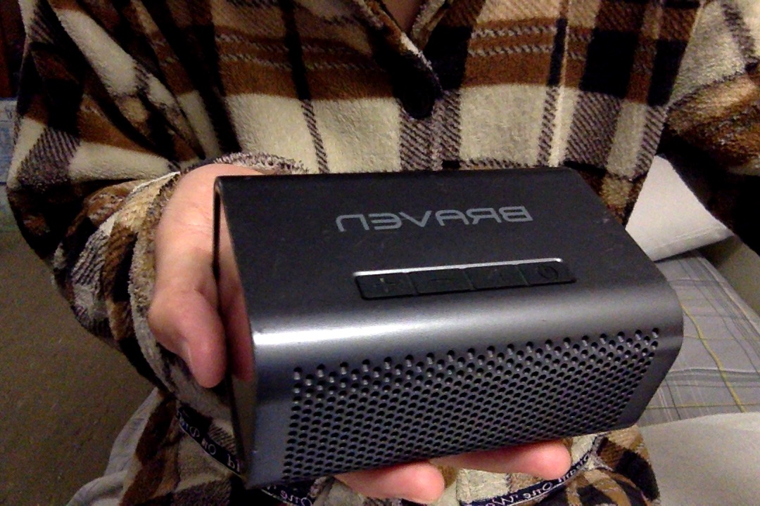 20$��һ��Braven 440 ��ˮ�������졣����Ϊ�ƶ���Դ��Ϊ�ֻ���硣