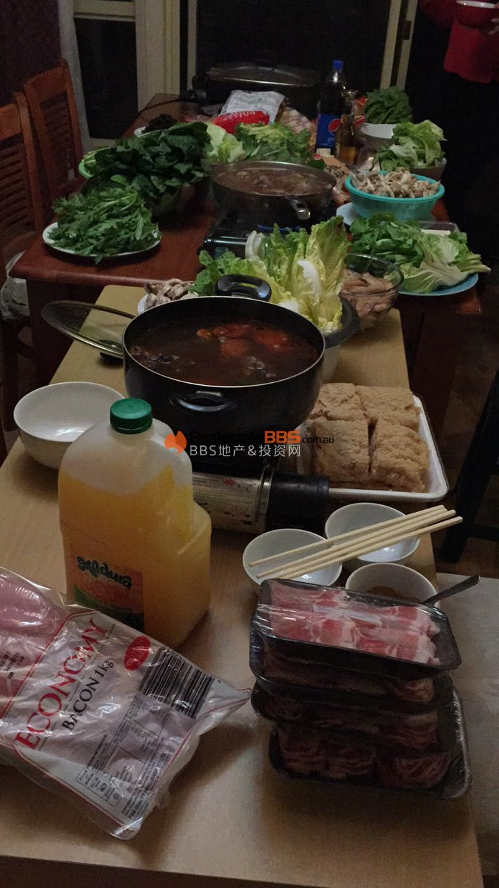 中秋节，三个锅不同口味的火锅，这气派